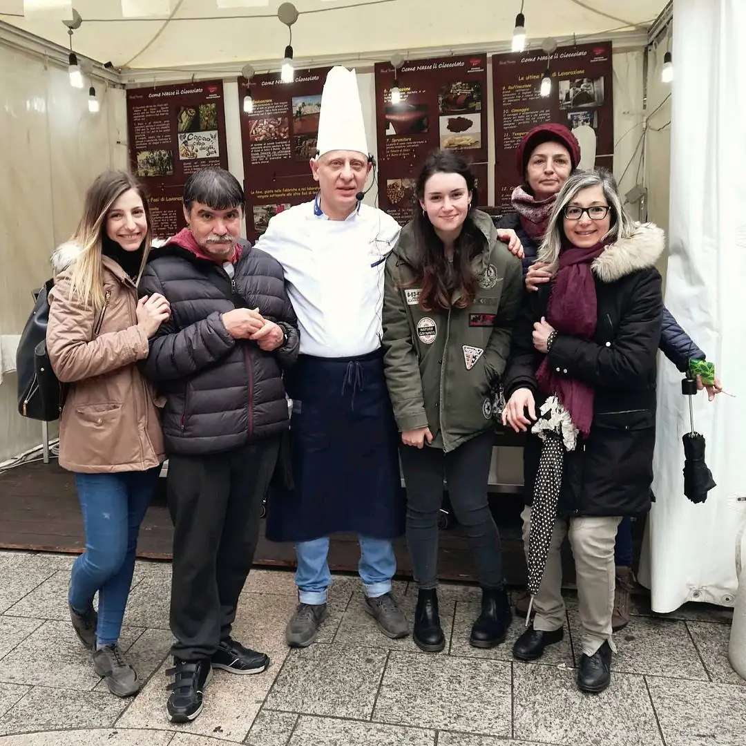 Foto di gruppo in cioccolateria